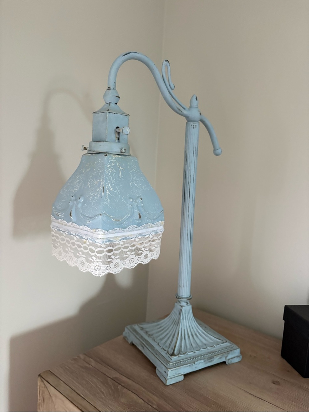 Ornate Fluted Pedestal Lamp Base in Distressed White with Gold Wash